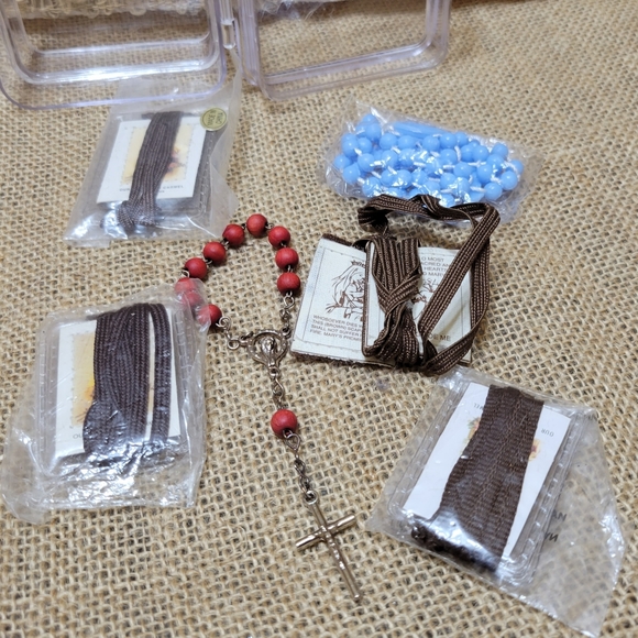 Lot of 6 Vtg Religious Scapulars and Rosaries (4 in sealed packaging) - Picture 3 of 5